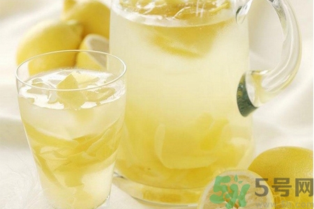 檸檬水能隔夜喝嗎？隔夜的檸檬水還能喝嗎？