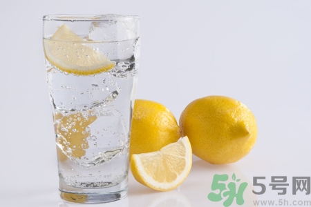 檸檬水能隔夜喝嗎？隔夜的檸檬水還能喝嗎？