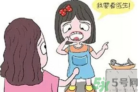 魚(yú)刺卡在喉嚨里怎么辦？取魚(yú)刺的小技巧有哪些？