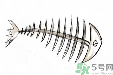 魚(yú)刺卡在喉嚨里怎么辦？取魚(yú)刺的小技巧有哪些？