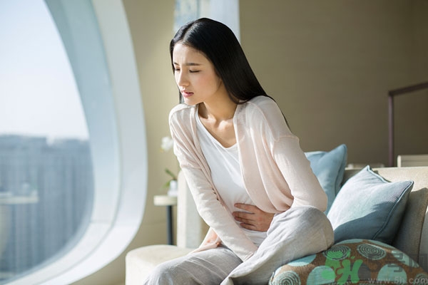 潰瘍性結(jié)腸炎肚子疼怎么辦？潰瘍性結(jié)腸炎是怎么引起的？