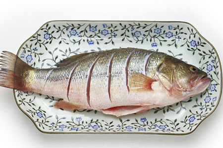如何挑選新鮮魚？怎樣吃到不被污染的魚？