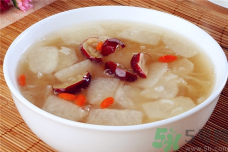 秋季吃什么滋陰潤(rùn)肺？秋季女人養(yǎng)生滋陰潤(rùn)肺湯譜