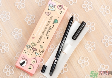 solone眼線筆怎么削？怎么推出來？