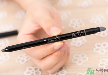 solone眼線筆怎么削？怎么推出來？