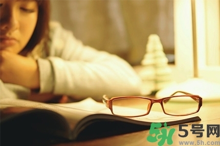 下午犯困怎么辦？犯困按摩什么穴位效果最快？