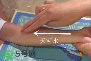積食發(fā)燒怎么推拿？積食發(fā)燒推拿手法圖解