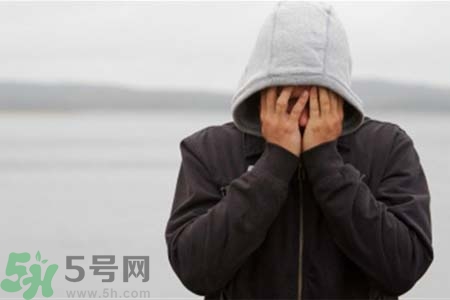 抑郁癥的表現(xiàn)有哪些？抑郁癥和遺傳有關(guān)系嗎？