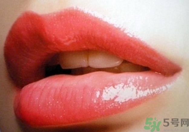 嘴唇發(fā)白是什么原因？嘴唇發(fā)白怎么調(diào)理女人