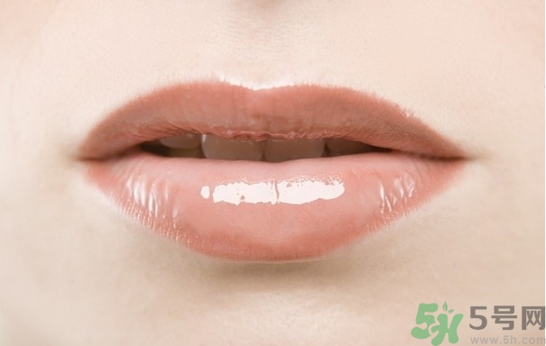 嘴唇發(fā)白是什么原因？嘴唇發(fā)白怎么調(diào)理女人