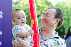 嬰兒怎么抱？嬰兒怎么抱著喂奶？