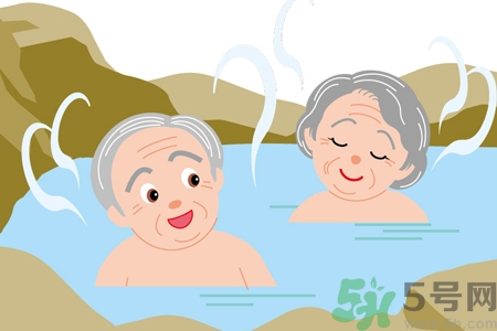 老人能泡溫泉嗎？老年人應(yīng)怎樣泡溫泉？