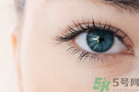 眼睛干澀是什么原因？眼睛干澀用什么眼藥水？
