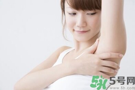 腋毛為什么會(huì)變色？腋毛上有白色附著物怎么回事？