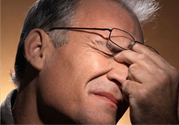 眼睛干澀是什么原因？眼睛干澀用什么眼藥水？