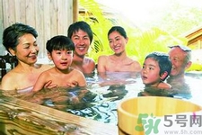 泡溫泉會不會得傳染病？泡溫泉怎樣預(yù)防傳染?。?></p><h3>泡溫泉會不會得傳染病</h3><p>泡溫泉雖然很舒服，但是會不會感染上疾病呢?網(wǎng)上也有一些人說泡溫泉泡出了問題，有出現(xiàn)毛囊炎(皮膚科)的，有患上溫泉皮膚炎的，更甚至有性病的。那么這些說法正確嗎?其實(shí)溫泉水溫一般是45度，很多病菌在高溫中是不能存活的，并且溫泉水是流動的，所以由溫泉水引發(fā)的皮膚病傳染現(xiàn)象是相當(dāng)少見。</p><p style=