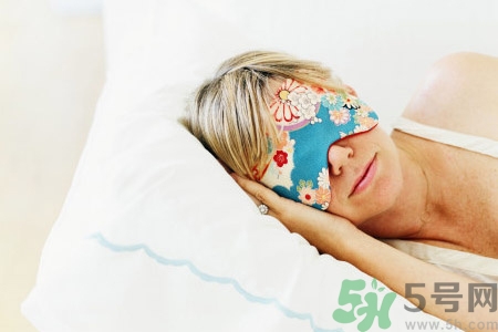 睡前喝酒有助于睡眠嗎？睡前喝酒對身體有哪些危害？