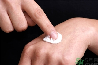 皮膚太干燥怎么辦？皮膚太干燥補(bǔ)水最好的方法如下