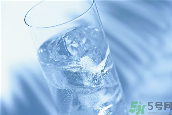 皮膚太干燥怎么辦？皮膚太干燥補(bǔ)水最好的方法如下