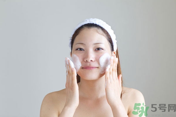 皮膚太干燥怎么辦？皮膚太干燥補(bǔ)水最好的方法如下