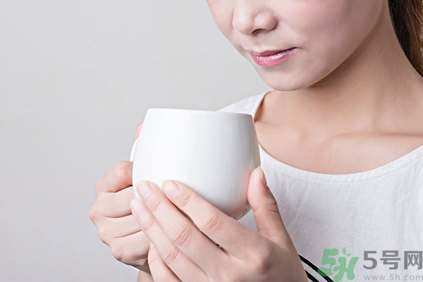 皮膚太干燥怎么辦？皮膚太干燥補(bǔ)水最好的方法如下