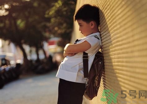 兒童性格內(nèi)向怎么辦？?jī)和愿衽囵B(yǎng)的書(shū)有哪些