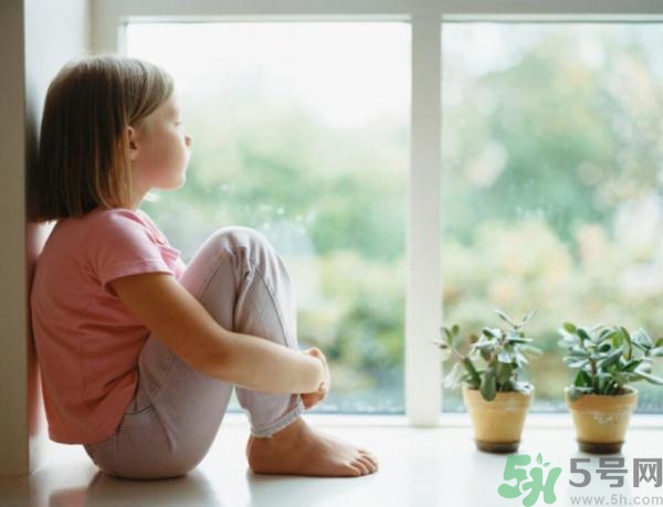 兒童性格內(nèi)向怎么辦？?jī)和愿衽囵B(yǎng)的書(shū)有哪些