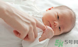 新生兒濕疹可以用爐甘石洗劑嗎？新生兒濕疹的護(hù)理措施