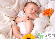 新生兒冬天蓋什么被子？新生兒蓋被子蓋到什么位置？
