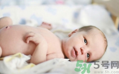 新生兒肚臍可以碰水嗎？新生兒肚臍沒脫落能洗澡嗎？