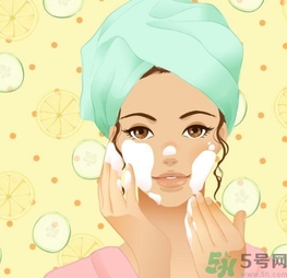 敷完面膜要用洗面奶洗臉嗎？敷完面膜可以用清水洗臉嗎？