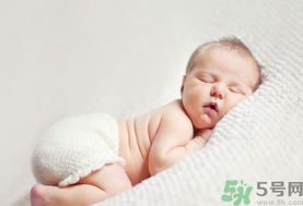 嬰兒秋天拉肚子怎么辦？秋天嬰兒拉肚子怎么辦？
