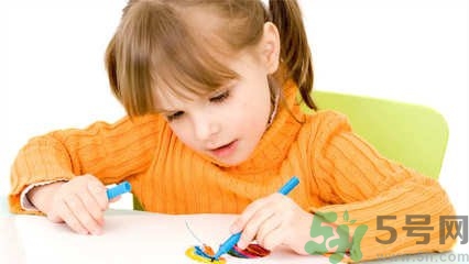 孩子左撇子怎么辦？孩子左撇子需要糾正嗎？