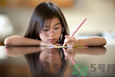 孩子左撇子怎么辦？孩子左撇子需要糾正嗎？
