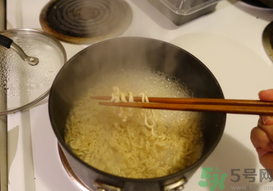辛拉面是哪個國家的？辛拉面怎么煮好吃？