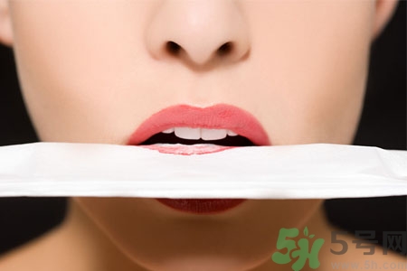 嘴巴起皮是上火了嗎？嘴巴干裂起皮是什么原因？