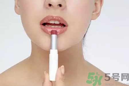 嘴巴起皮是缺什么？嘴巴起皮是缺維生素嗎？