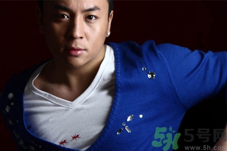 男性耳飾怎么挑選？男生耳釘左右耳的含義是什么？