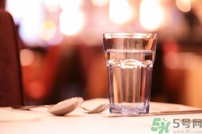 產(chǎn)婦多喝水奶水會(huì)多嗎？產(chǎn)婦多喝水奶水會(huì)稀嗎？
