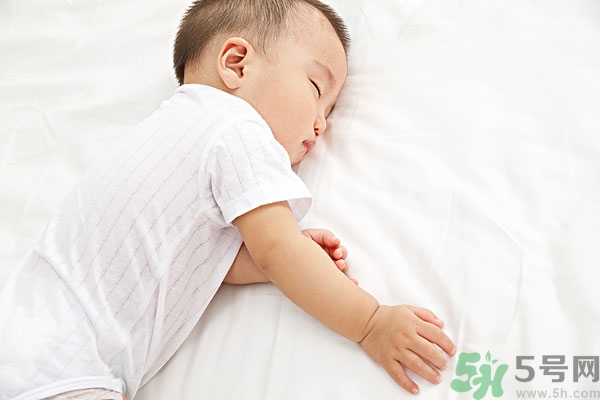 寶寶睡覺張著嘴是怎么回事？寶寶睡覺為什么張著嘴？