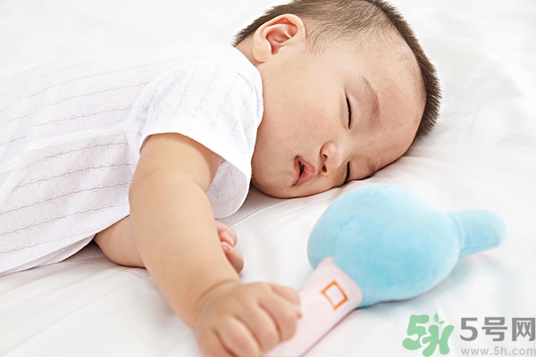 寶寶睡覺張著嘴是怎么回事？寶寶睡覺為什么張著嘴？