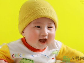 寶寶多大穿鞋子比較好？寶寶多大可以穿鞋？