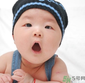 寶寶多大穿鞋子比較好？寶寶多大可以穿鞋？