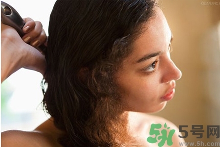 睡前能梳頭嗎？睡覺前梳頭會(huì)影響睡眠嗎？