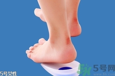 腳后跟腫是什么原因引起的？腳后跟腫怎么辦？