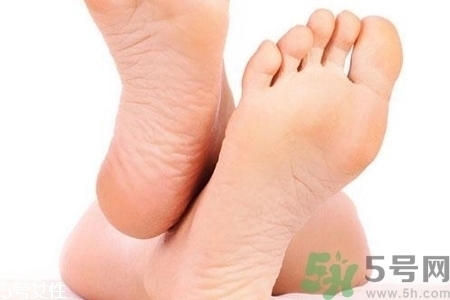 腳后跟腫是什么原因引起的？腳后跟腫怎么辦？