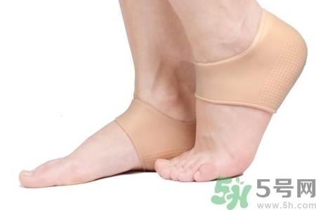腳后跟腫是什么原因引起的？腳后跟腫怎么辦？