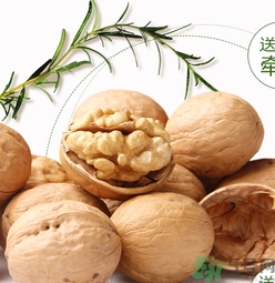 核桃仁皮發(fā)黑能吃嗎？核桃仁皮發(fā)黑怎么回事？