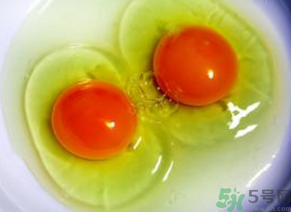 雞蛋黃發(fā)紅是怎么回事？雞蛋黃發(fā)紅可以吃嗎？