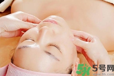 面部刮痧用什么精油好？面部精油刮痧有什么好處？